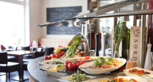Sonntagsgenuss im Café Florian: Brunch startet wieder in Gräfrath Beim Sonntagsbrunch im Café Florian erwartet die Gäste ein abwechslungsreiches Buffet mit warmen Speisen, frischen Salaten und saisonalen Spezialitäten. (Foto: © Gräfrather Hof)