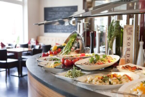 Beim Sonntagsbrunch im Café Florian erwartet die Gäste ein abwechslungsreiches Buffet mit warmen Speisen, frischen Salaten und saisonalen Spezialitäten. (Foto: © Gräfrather Hof)