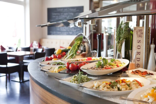 Beim Sonntagsbrunch im Café Florian erwartet die Gäste ein abwechslungsreiches Buffet mit warmen Speisen, frischen Salaten und saisonalen Spezialitäten. (Foto: © Gräfrather Hof)