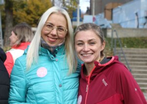 Svitlana Glumm (li.) und Tanzpädagogin Yuliia Arismyatova. Die beiden Frauen verantworten das Bewegungsangebot „FlexiWoman“ und freuen sich über neue Teilnehmerinnen. (Foto: © Bastian Glumm)
