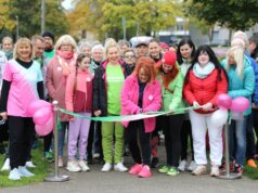 Mit dem symbolischen Durchschneiden des Bandes gaben die Helfenden Schirme den Startschuss für ihren ersten Solidaritätslauf gegen Krebs im Solinger Südpark. (Foto: © Bastian Glumm)