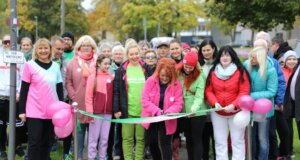 Mit dem symbolischen Durchschneiden des Bandes gaben die Helfenden Schirme den Startschuss für ihren ersten Solidaritätslauf gegen Krebs im Solinger Südpark. (Foto: © Bastian Glumm)