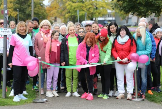 Mit dem symbolischen Durchschneiden des Bandes gaben die Helfenden Schirme den Startschuss für ihren ersten Solidaritätslauf gegen Krebs im Solinger Südpark. (Foto: © Bastian Glumm)