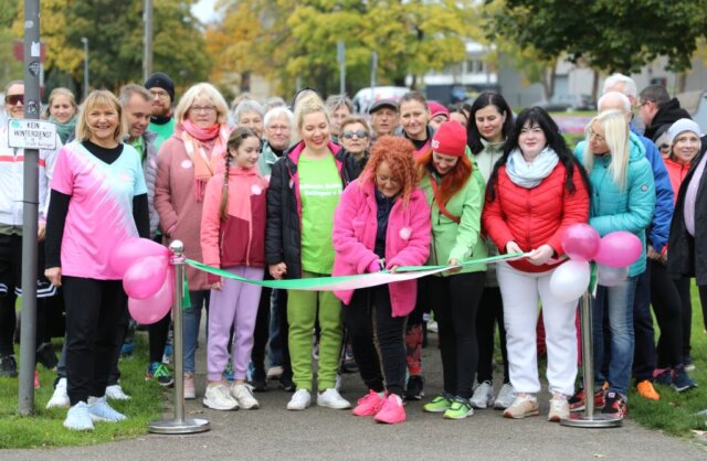 brustkrebs-lauf-suedpark-helfende-schirme (6) Mit dem symbolischen Durchschneiden des Bandes gaben die Helfenden Schirme den Startschuss für ihren ersten Solidaritätslauf gegen Krebs im Solinger Südpark. (Foto: © Bastian Glumm)