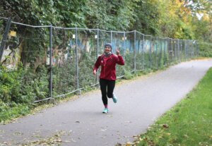 Wer beim Solidaritätslauf lief statt ging, hatte auf der Korkenziehertrasse kurz vor dem Schlagbaumtunnel einen kleinen Vorsprung – und sichtlich Spaß dabei. (Foto: © Bastian Glumm)