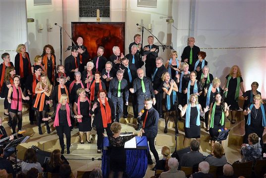 Unisono gab am Sonntag in der Ketzberger Kirche das letzte der vier Herbstkonzerte. Auch diesmal trat der Chor vor ausverkauftem Haus auf. (Foto: © Martina Hörle)