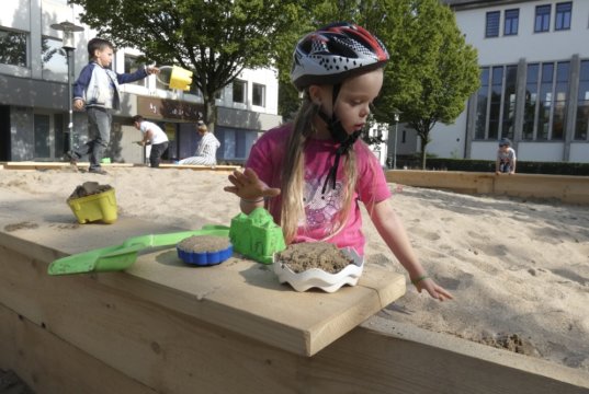 Noch bis zum morgigen Freitag kann auf dem Fronhof in der großen Buddelkiste nach Lust und Laune gespielt werden. (Foto: © Liane Rapp)