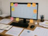 Effizienter arbeiten in kleinen Betrieben: Wie klare Strukturen und digitale Lösungen im Büroalltag Zeit und Nerven sparen. (Bild: Open AI)