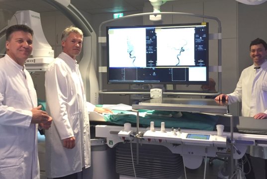 Arbeiten eng zusammen: v.i. PD Dr. Ralf Buhl, Chefarzt der Neurochirurgie im Städtisches Klinikum, Dr. Hannes Nordmeyer, Leitender Arzt interventionelle Radiologie und Neuroradiologie radprax Schwanenstraße und Prof. Dr. Marcel Dihné, Chefarzt der Neurologie in der St. Lukas Klinik. (Foto: © Kplus Gruppe)