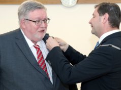 Oberbürgermeister Tim Kurzbach (re.) nahm die Verleihung des Bundesverdienstkreuzes an Prof. Dr. Hans Martin Hoffmeister im feierlichem Rahmen im Rathaus vor. (Foto: © Bastian Glumm)