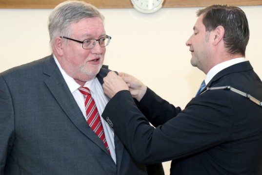Oberbürgermeister Tim Kurzbach (re.) nahm die Verleihung des Bundesverdienstkreuzes an Prof. Dr. Hans Martin Hoffmeister im feierlichem Rahmen im Rathaus vor. (Foto: © Bastian Glumm)