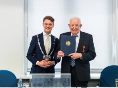 Oberbürgermeister Daniel Flemm (li.) überreichte Hansjörg Schweikhart im Rathaus das Verdienstkreuz am Bande der Bundesrepublik Deutschland für sein jahrzehntelanges Engagement in Kirche und Kommunalpolitik. (Foto: © Stadt Solingen)