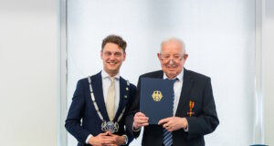 Oberbürgermeister Daniel Flemm (li.) überreichte Hansjörg Schweikhart im Rathaus das Verdienstkreuz am Bande der Bundesrepublik Deutschland für sein jahrzehntelanges Engagement in Kirche und Kommunalpolitik. (Foto: © Stadt Solingen)