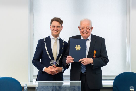 Oberbürgermeister Daniel Flemm (li.) überreichte Hansjörg Schweikhart im Rathaus das Verdienstkreuz am Bande der Bundesrepublik Deutschland für sein jahrzehntelanges Engagement in Kirche und Kommunalpolitik. (Foto: © Stadt Solingen)
