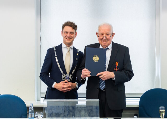 Oberbürgermeister Daniel Flemm (li.) überreichte Hansjörg Schweikhart im Rathaus das Verdienstkreuz am Bande der Bundesrepublik Deutschland für sein jahrzehntelanges Engagement in Kirche und Kommunalpolitik. (Foto: © Stadt Solingen)