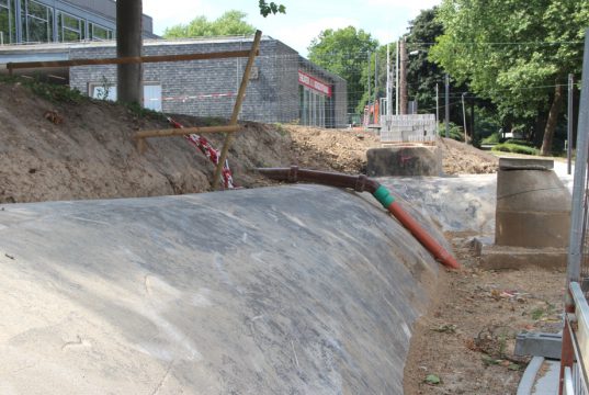Die Bunkeranlage aus dem Zweiten Weltkrieg, die vor dem Theater und Konzerthaus freigelegt wurde, spielt in den Planungen der Verwaltung keine Rolle mehr und soll verschwinden. (Archivfoto: © B. Glumm)