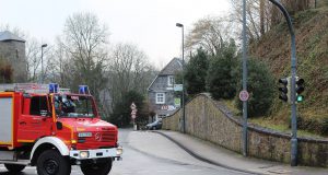 An der Burgtalstraße drohte am Freitagnachmittag ein Baum nach einem Hangrutsch auf die Fahrbahn zu kippen. Die Feuerwehr war im Einsatz und die Burgtalstraße mehrere Stunden gesperrt. (Foto: © Das SolingenMagazin)