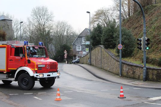 An der Burgtalstraße drohte am Freitagnachmittag ein Baum nach einem Hangrutsch auf die Fahrbahn zu kippen. Die Feuerwehr war im Einsatz und die Burgtalstraße mehrere Stunden gesperrt. (Foto: © Das SolingenMagazin)