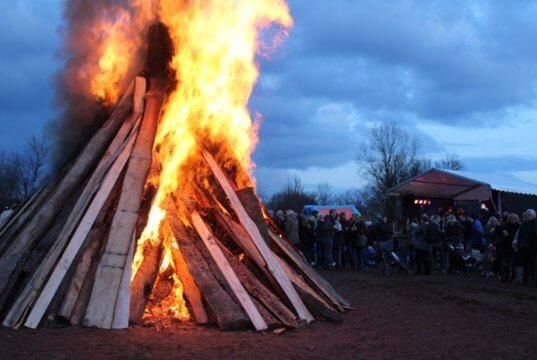 Mit Einbruch der Dunkelheit wurde auf dem Sportplatz Höhrath am Samstagabend das Osterfeuer entzündet. (Foto: © Tim Oelbermann)