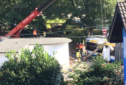 An der Burger Landstraße fuhr ein Gelenkbus der Verkehrsbetriebe im Bereich der Buswendeschleife auf eine Böschung auf und blieb dort stecken. (Foto: © AWEOS)