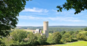 Burgschwalbach liegt in Rheinland-Pfalz im Rhein-Lahn-Kreis. Hoch über dem Dorf thront die Burg Schwalbach. (Foto: © Bastian Glumm)