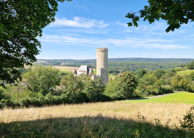 Burgschwalbach liegt in Rheinland-Pfalz im Rhein-Lahn-Kreis. Hoch über dem Dorf thront die Burg Schwalbach. (Foto: © Bastian Glumm)