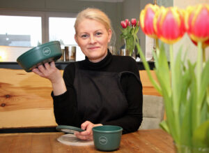 Monika Golab legt in ihrem Café am Denkmal großen Wert auf Nachhaltigkeit. Für Gerichte zum Mitnehmen gibt es deshalb Mehrwegbehälter. (Foto: © Sandra Grünwald)