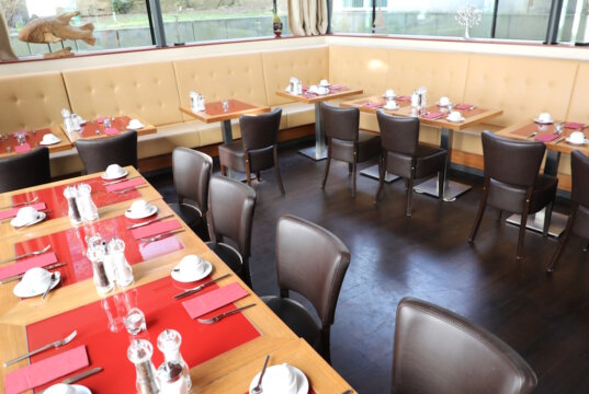 Im Café Florian im Gräfrather Hof startet Ende März wieder der Sonntagsbrunch. Gäste erwartet ein umfangreiches Buffet mit wechselnden warmen Gerichten. (Foto: © Bastian Glumm)