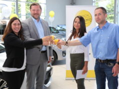 Stoßen auf das neue Carsharing-Angebot in Solingen an: v.li. Nicole Herder (Autohaus Nouvertné), Oberbürgermeister Tim Kurzbach, Lara Stommel (Kinto) und Dirk Vos (Autohaus Lackmann). (Foto: © Bastian Glumm)