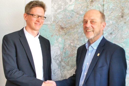 Stadtdirektor Hartmut Hoferichter (re.) begrüßte Carsten Knoch an seinem ersten Arbeitstag im Solinger Rathaus. (Foto: © Stadt Solingen)