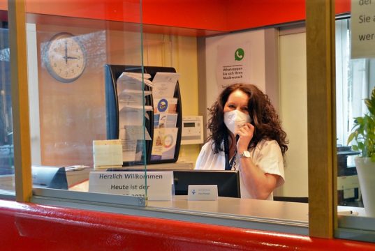 Seit rund 13 Jahren sitzt Kornelia Friedek an der Information im Solinger Klinikum. Damit ist sie erster Ansprechpartner für Patienten und Besucher. (Foto: © Martina Hörle)