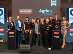 Gewinner, Juroren und Moderatorin der German Petfluencer Awards 2024 für Katzen: v.li. Nils Jacobi, Lukas Hintersteiner, Carolin Rebmann, Illustratorin Nina Tiefenbach, Peter Bornschein (Agria Tierversicherung), Katrin Tempel (Geliebte Katze), Katzenexpertin Birga Dexel, Wolfgang Post (animonda), Lea Lichter, André Karkalis (TONY), Michael Martin und Moderatorin Jana Azizi. (Foto: © German Petfluencer Awards)