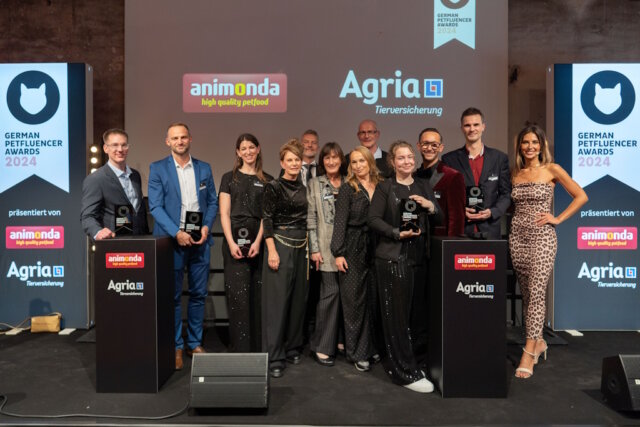 Gewinner, Juroren und Moderatorin der German Petfluencer Awards 2024 für Katzen: v.li. Nils Jacobi, Lukas Hintersteiner, Carolin Rebmann, Illustratorin Nina Tiefenbach, Peter Bornschein (Agria Tierversicherung), Katrin Tempel (Geliebte Katze), Katzenexpertin Birga Dexel, Wolfgang Post (animonda), Lea Lichter, André Karkalis (TONY), Michael Martin und Moderatorin Jana Azizi. (Foto: © German Petfluencer Awards)