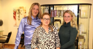 Das Team des Friseursalons CCN Nickel in Ohligs: Inhaberin Beate Held (mi.) mit Giuseppe Ginestri und Sabrina Behrens. (Foto: © Bastian Glumm)