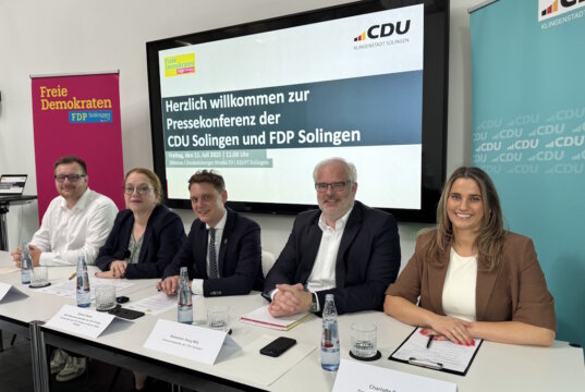 CDU-Oberbürgermeisterkandidat Daniel Flemm (mi.) wird bei der Wahl von der FDP unterstützt. Daniel Schirm (li.) und Nina Brattig (2. v. l.) erläuterten die Entscheidung gemeinsam mit CDU-Kreisvorsitzendem Sebastian Haug (2. v. r.). Die Pressekonferenz moderierte CDU-Pressesprecherin Charlotte Breidohr (re.). (Foto: © CDU Solingen)