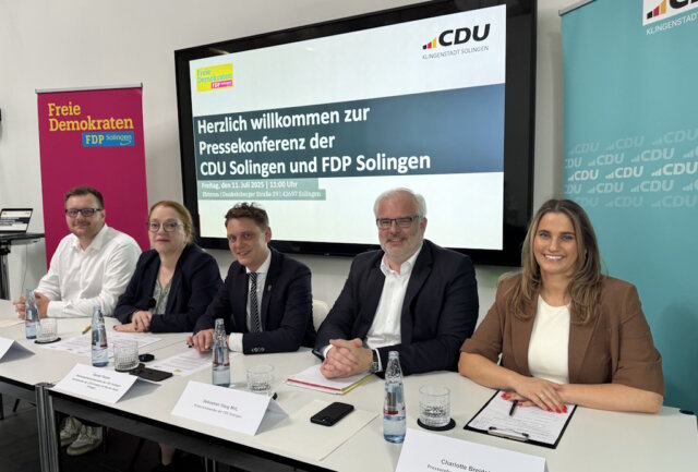 CDU-Oberbürgermeisterkandidat Daniel Flemm (mi.) wird bei der Wahl von der FDP unterstützt. Daniel Schirm (li.) und Nina Brattig (2. v. l.) erläuterten die Entscheidung gemeinsam mit CDU-Kreisvorsitzendem Sebastian Haug (2. v. r.). Die Pressekonferenz moderierte CDU-Pressesprecherin Charlotte Breidohr (re.). (Foto: © CDU Solingen)