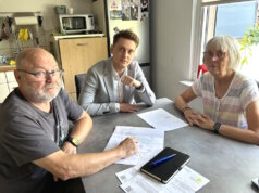 CDU-Fraktionschef und OB-Kandidat Daniel Flemm im Gespräch mit Bernd und Marion Schmidt über die Folgen der Grundsteuerreform für private Wohneigentümer. (Foto: © CDU Solingen)