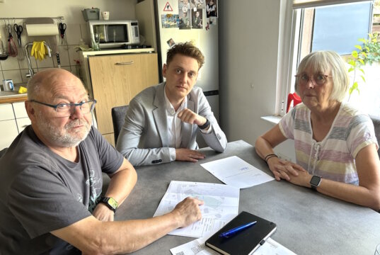 CDU-Fraktionschef und OB-Kandidat Daniel Flemm im Gespräch mit Bernd und Marion Schmidt über die Folgen der Grundsteuerreform für private Wohneigentümer. (Foto: © CDU Solingen)