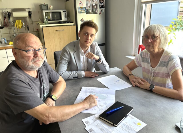 cdu-flemm-grundsteuer CDU-Fraktionschef und OB-Kandidat Daniel Flemm im Gespräch mit Bernd und Marion Schmidt über die Folgen der Grundsteuerreform für private Wohneigentümer. (Foto: © CDU Solingen)