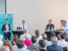 Diskussion zur Zukunft von Arbeit und Wirtschaft: Die CDU Solingen lud ins ebbtron, wo OB-Kandidat Daniel Flemm (li.) mit Experten über Fachkräftesicherung, Digitalisierung und Bürokratieabbau sprach. (Foto: © CDU Solingen)