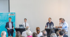 Diskussion zur Zukunft von Arbeit und Wirtschaft: Die CDU Solingen lud ins ebbtron, wo OB-Kandidat Daniel Flemm (li.) mit Experten über Fachkräftesicherung, Digitalisierung und Bürokratieabbau sprach. (Foto: © CDU Solingen)