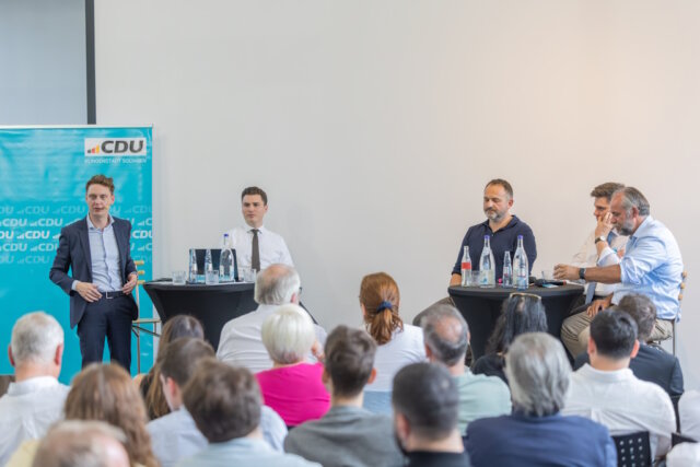 cdu-flemm-wirtschaft-ebbtron Diskussion zur Zukunft von Arbeit und Wirtschaft: Die CDU Solingen lud ins ebbtron, wo OB-Kandidat Daniel Flemm (li.) mit Experten über Fachkräftesicherung, Digitalisierung und Bürokratieabbau sprach. (Foto: © CDU Solingen)