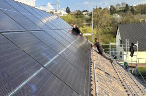 Das Team von CELSIUS [1.5] bei der Arbeit: Die Solinger Fachleute montieren Photovoltaikmodule fachgerecht und mit langjähriger Erfahrung. (Foto: © CELSIUS [1.5])