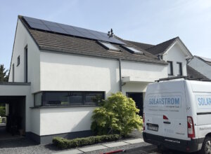 Eine typische Anlage von CELSIUS [1.5] in der Region: Auf Solinger Dächern produziert modernste Photovoltaik sauberen Strom – geplant und installiert vom regionalen Fachbetrieb. (Foto: © CELSIUS [1.5])