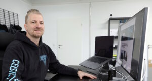 Denis Cegielski, Geschäftsführer von CELSIUS [1.5], in seinem Büro an der Grimmstraße in Solingen. (Foto: © Bastian Glumm)