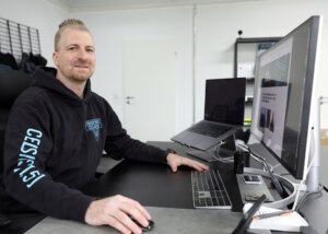 Denis Cegielski, Geschäftsführer von CELSIUS [1.5], in seinem Büro an der Grimmstraße in Solingen. (Foto: © Bastian Glumm)