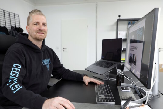 Denis Cegielski, Geschäftsführer von CELSIUS [1.5], in seinem Büro an der Grimmstraße in Solingen. (Foto: © Bastian Glumm)