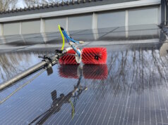 Professionelle PV-Modulreinigung mit Reinwasser und Spezialbürste: So werden Ablagerungen schonend und rückstandsfrei entfernt. (Foto: © CELSIUS [1.5])