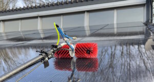 Professionelle PV-Modulreinigung mit Reinwasser und Spezialbürste: So werden Ablagerungen schonend und rückstandsfrei entfernt. (Foto: © CELSIUS [1.5])