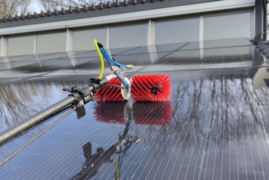 Professionelle PV-Modulreinigung mit Reinwasser und Spezialbürste: So werden Ablagerungen schonend und rückstandsfrei entfernt. (Foto: © CELSIUS [1.5])